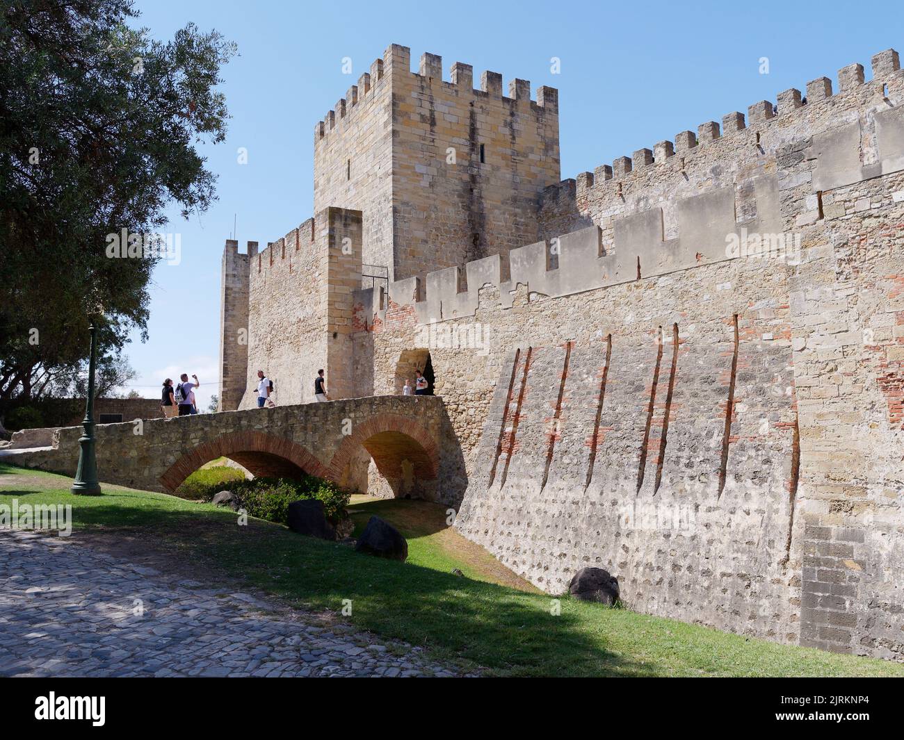 Parc de St. Château Georges à Lisbonne, Portugal, un jour d'été. Les gens marchent sur un pont au-dessus de la zone de mouat. Banque D'Images