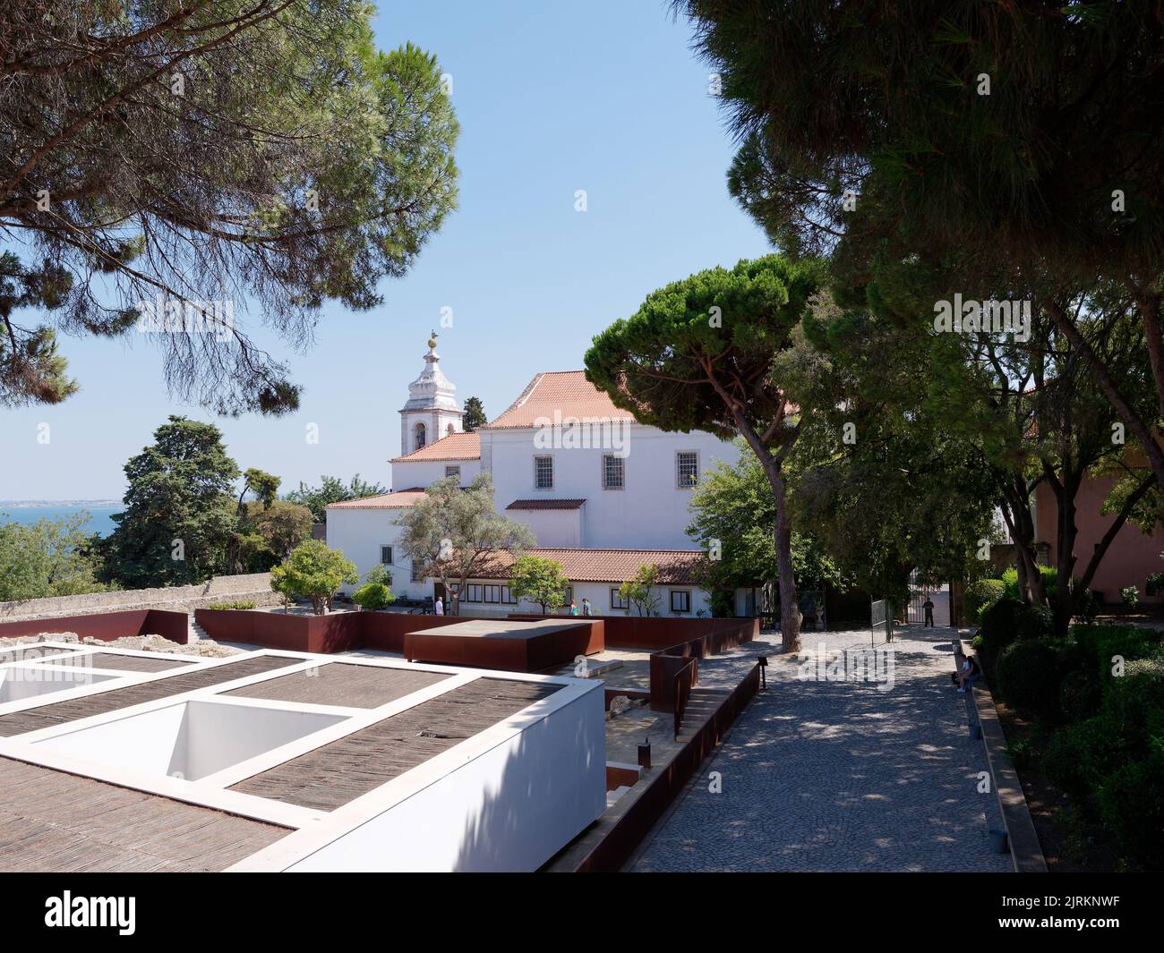 Élégant bâtiment blanc sur le terrain de St. Château Georges à Lisbonne, Portugal, un jour d'été. Banque D'Images