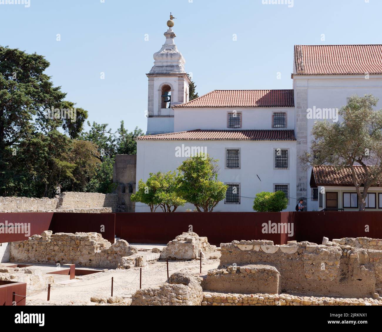 Élégant bâtiment blanc sur le terrain de St. Château Georges à Lisbonne, Portugal, un jour d'été avec un site archéologique en premier plan. Banque D'Images