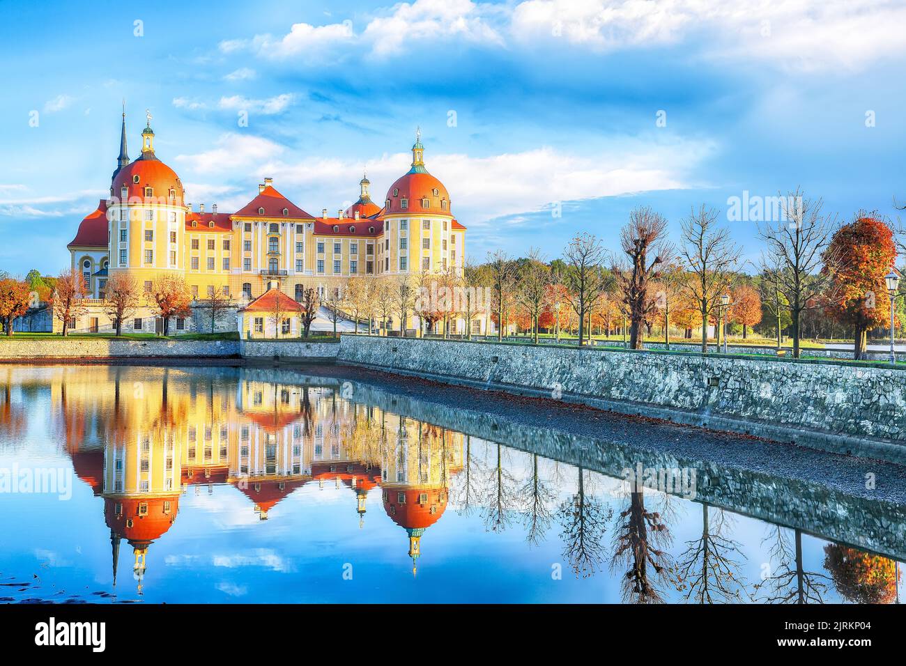 Vue majestueuse sur le château de Moritzburg près de Dresde. Destination touristique populaire. Lieu: Moritzburg, Etat de Saxe, Allemagne, Europe Banque D'Images