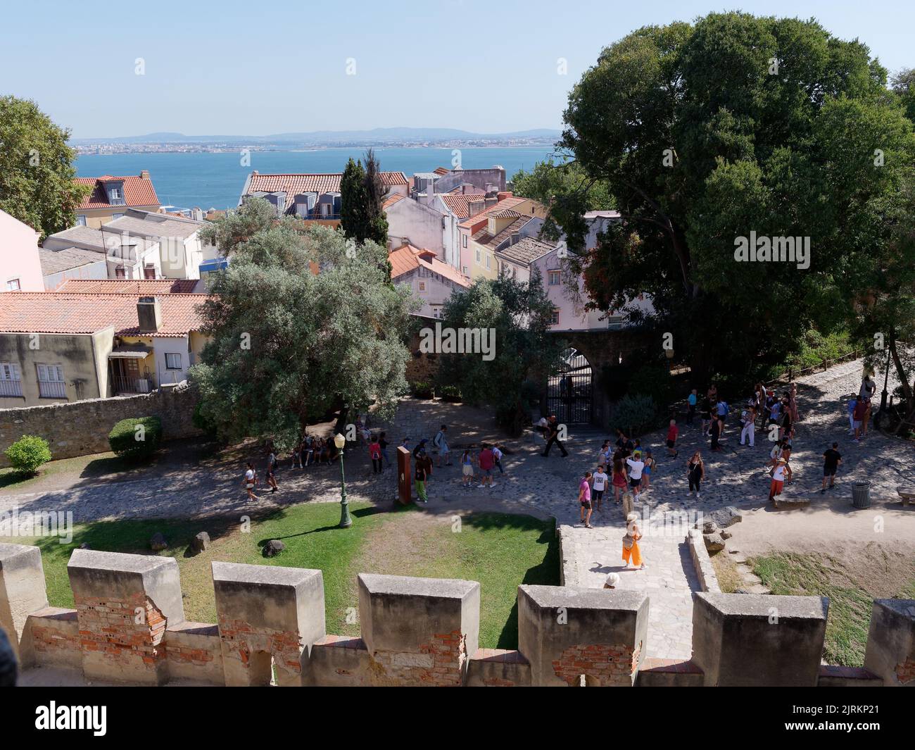 Parc de St. Château Georges à Lisbonne, Portugal pendant une journée d'été en regardant vers le Tage derrière les propriétés et les arbres. Banque D'Images