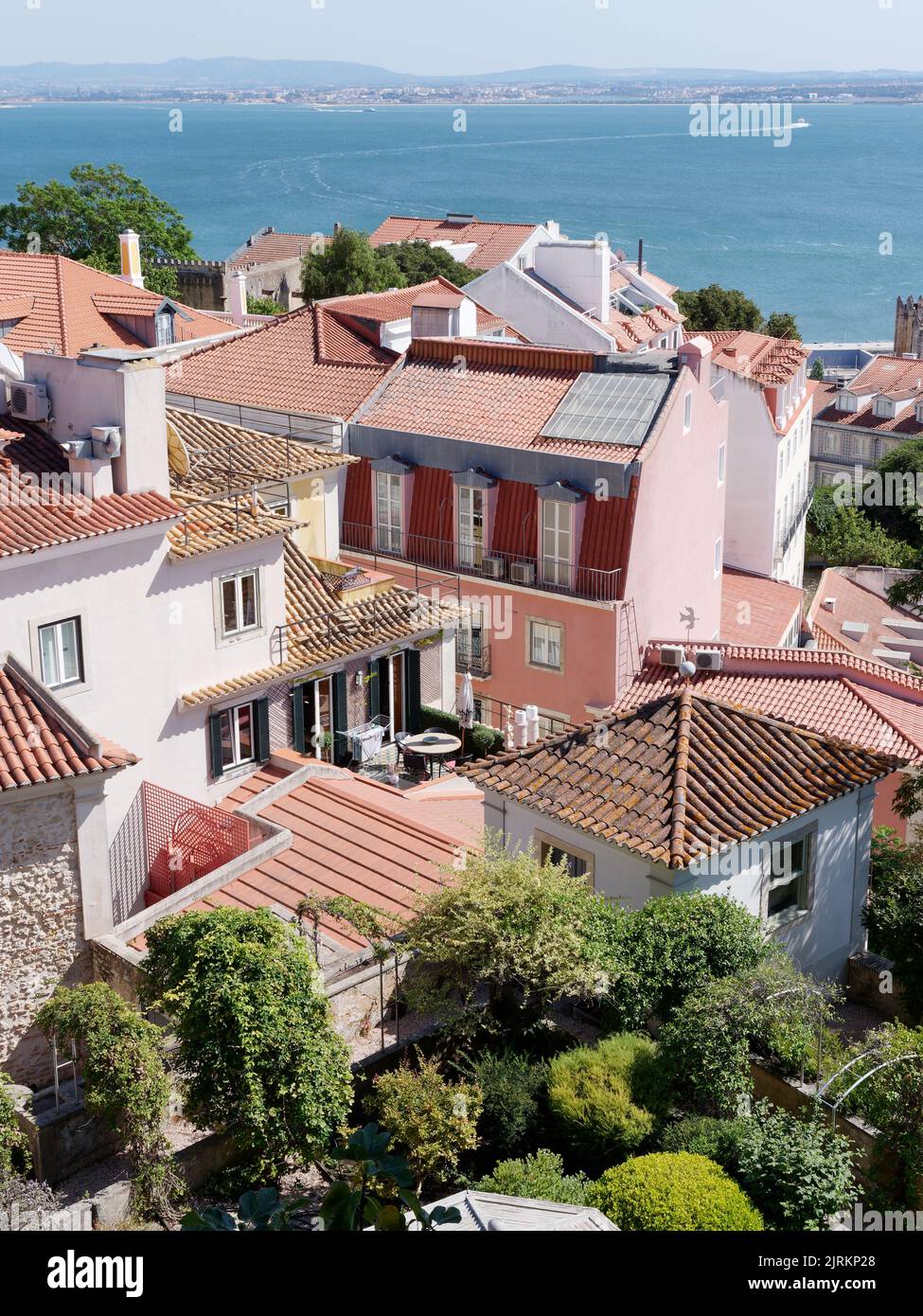 Maisons pittoresques en face du Tage à Lisbonne, Portugal, vue d'un point de vue sur le château Saint-Georges. Banque D'Images