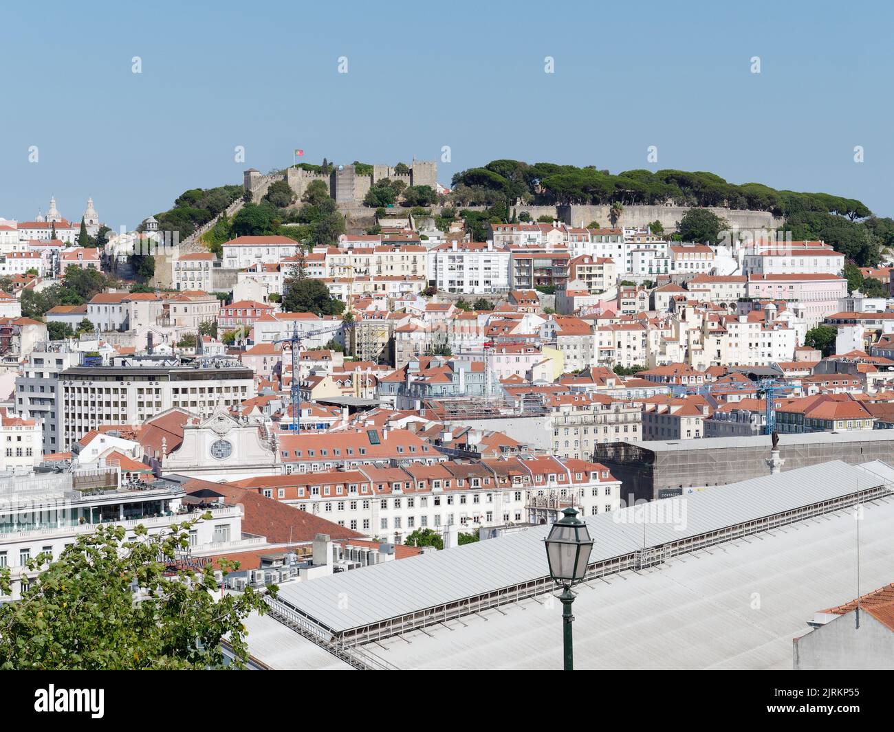 Vue depuis le point de vue (Miradouro) são pedro de alcântara à Lisbonne Portugal en soirée d'été sur les toits de la ville.Château de St Georges derrière. Banque D'Images