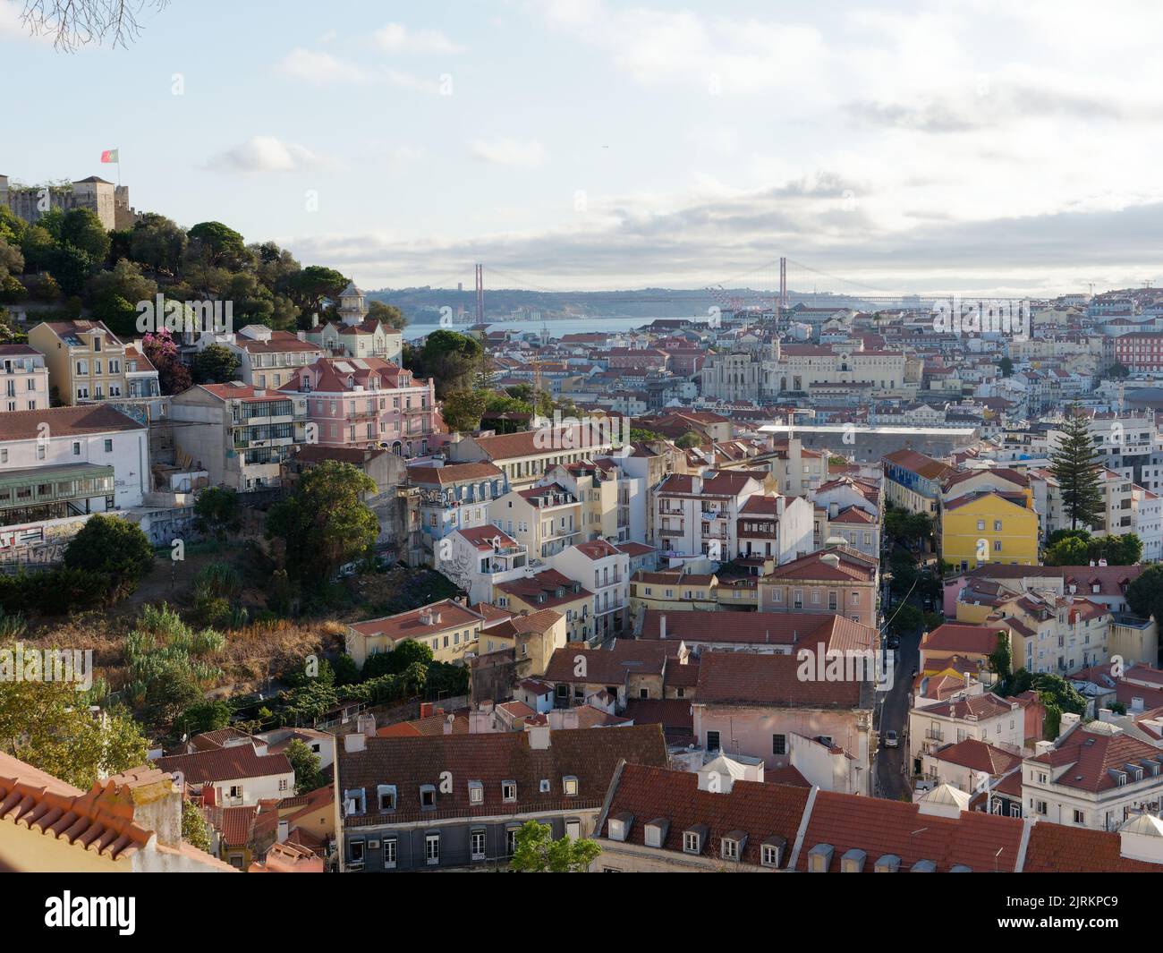 Vue de Miradouro da Graca à Lisbonne, Portugal. Château de St Georges (sao Jorge) à gauche, avec le Tage et le pont Ponte 25 de Abril en arrière-plan Banque D'Images