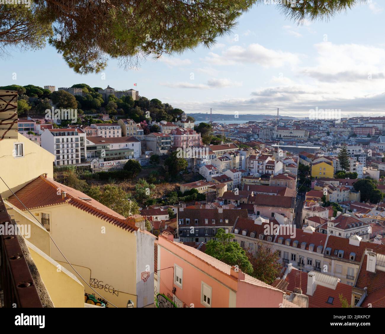 Vue de Miradouro da Graca à Lisbonne, Portugal. Château de St Georges (sao Jorge) à gauche, avec le Tage et le pont Ponte 25 de Abril en arrière-plan Banque D'Images