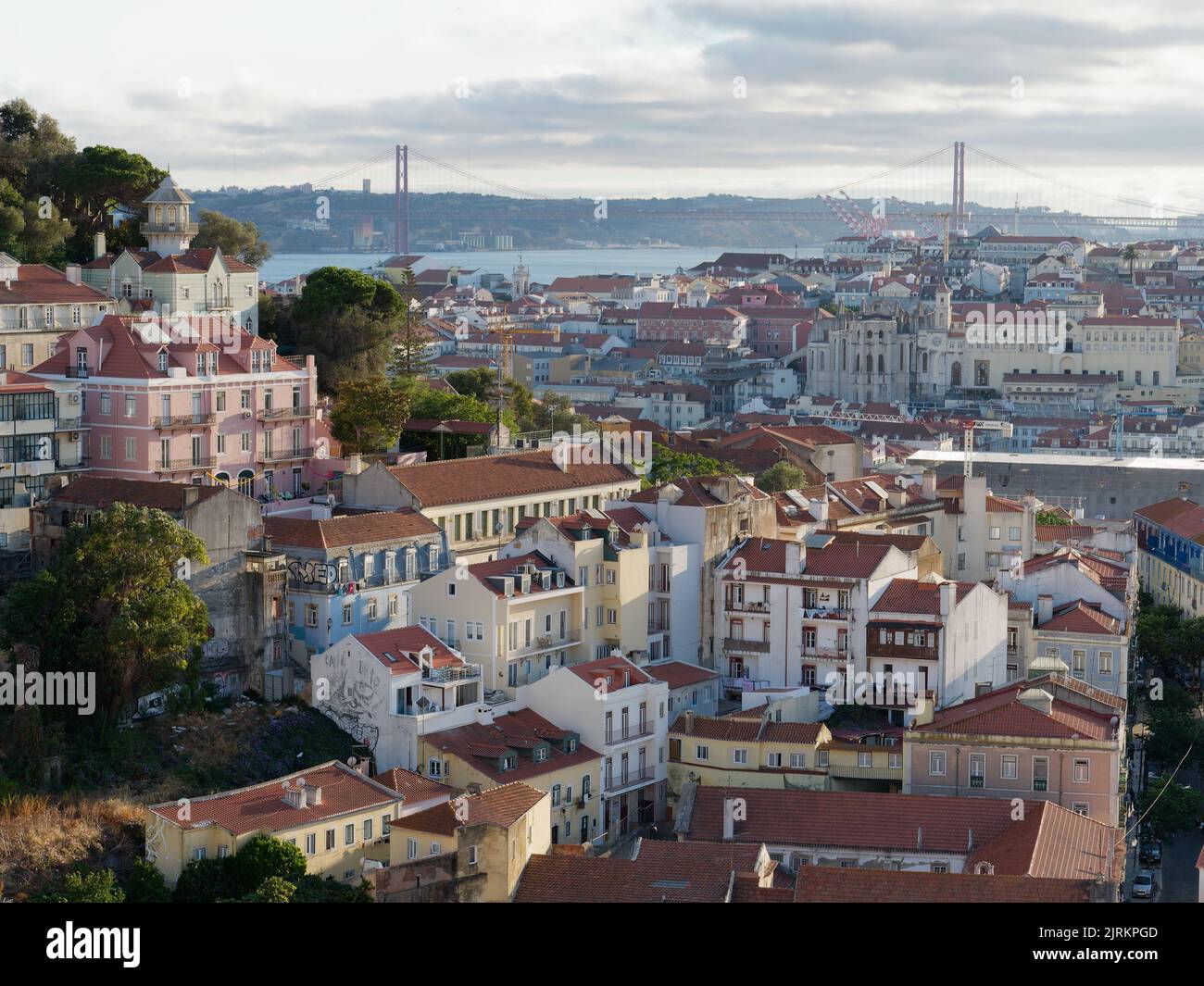 Vue de Miradouro da Graca à Lisbonne, Portugal. Le fleuve Saint-Georges (sao Jorge) Tage et le pont Ponte 25 de Abril en arrière-plan Banque D'Images