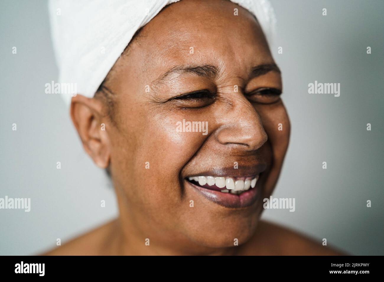 Gros Plan D'une Femme Afro-américaine Effrontée Serre Des Dents