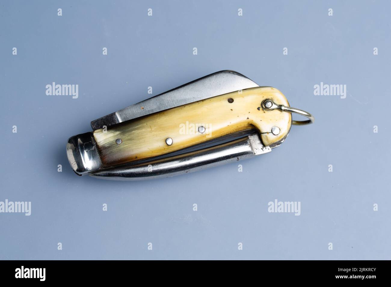 Couteau à fermoir, ou couteau de marins, pour couper le cordage, etc., avec une pointe de marlin. Horn Sides (balances), John Brookes, Sheffield Banque D'Images