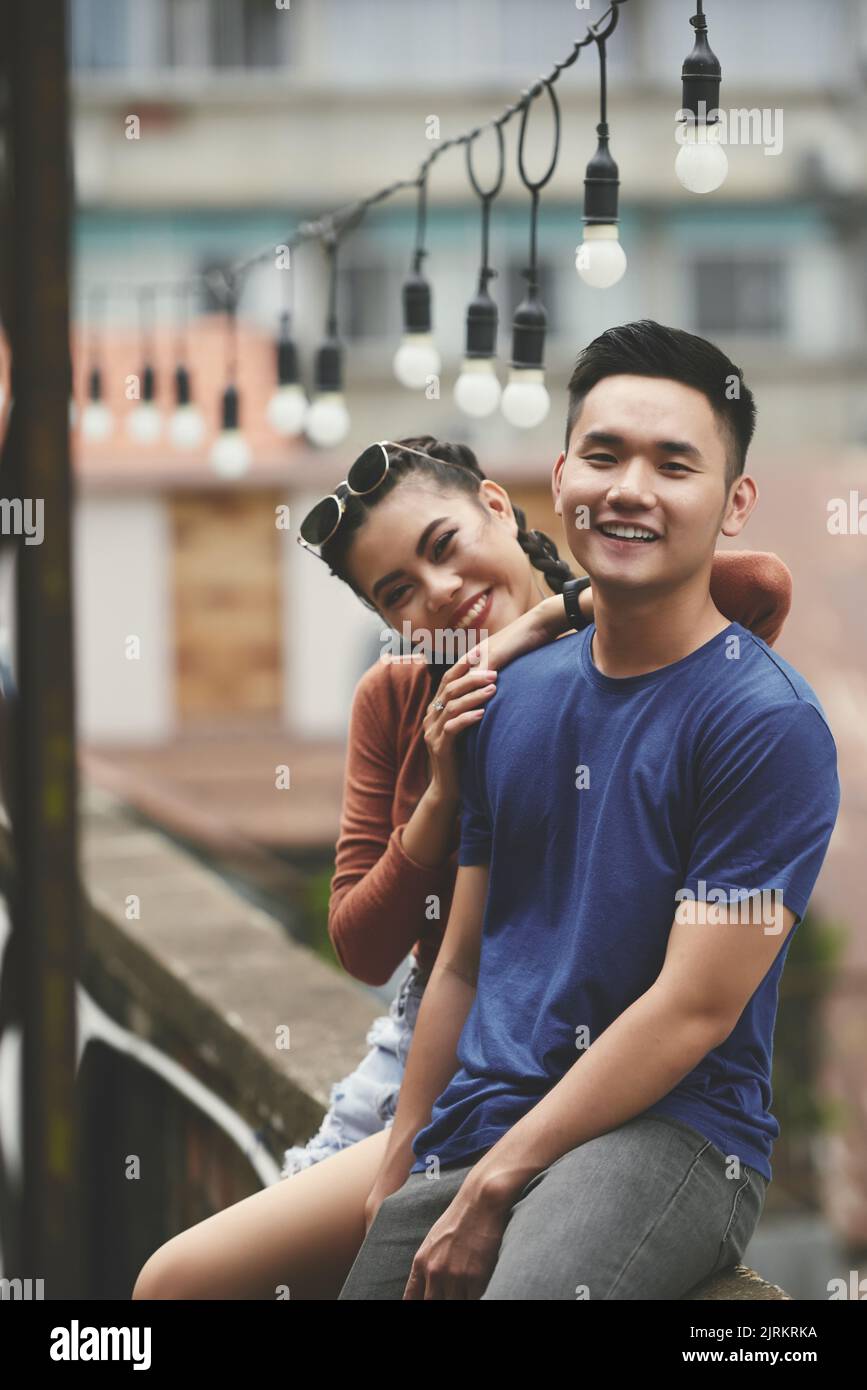 Portrait de beau heureux jeune couple vietnamien Banque D'Images