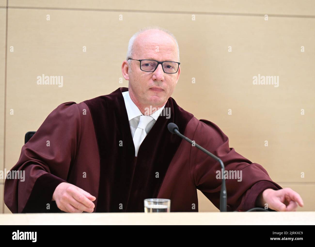 Karlsruhe, Allemagne. 25th août 2022. Jürgen Schäfer, Président du troisième Sénat pénal de la Cour fédérale de Justice (BGH), annonce le verdict sur les appels dans l'affaire de meurtre de Lübcke. Le BGH a confirmé la condamnation à perpétuité de Stephan Ernst pour meurtre, mais aussi l'acquittement du second défendeur Markus H. de l'accusation de complicité. Crédit : Uli Deck/dpa Pool/dpa/Alay Live News Banque D'Images