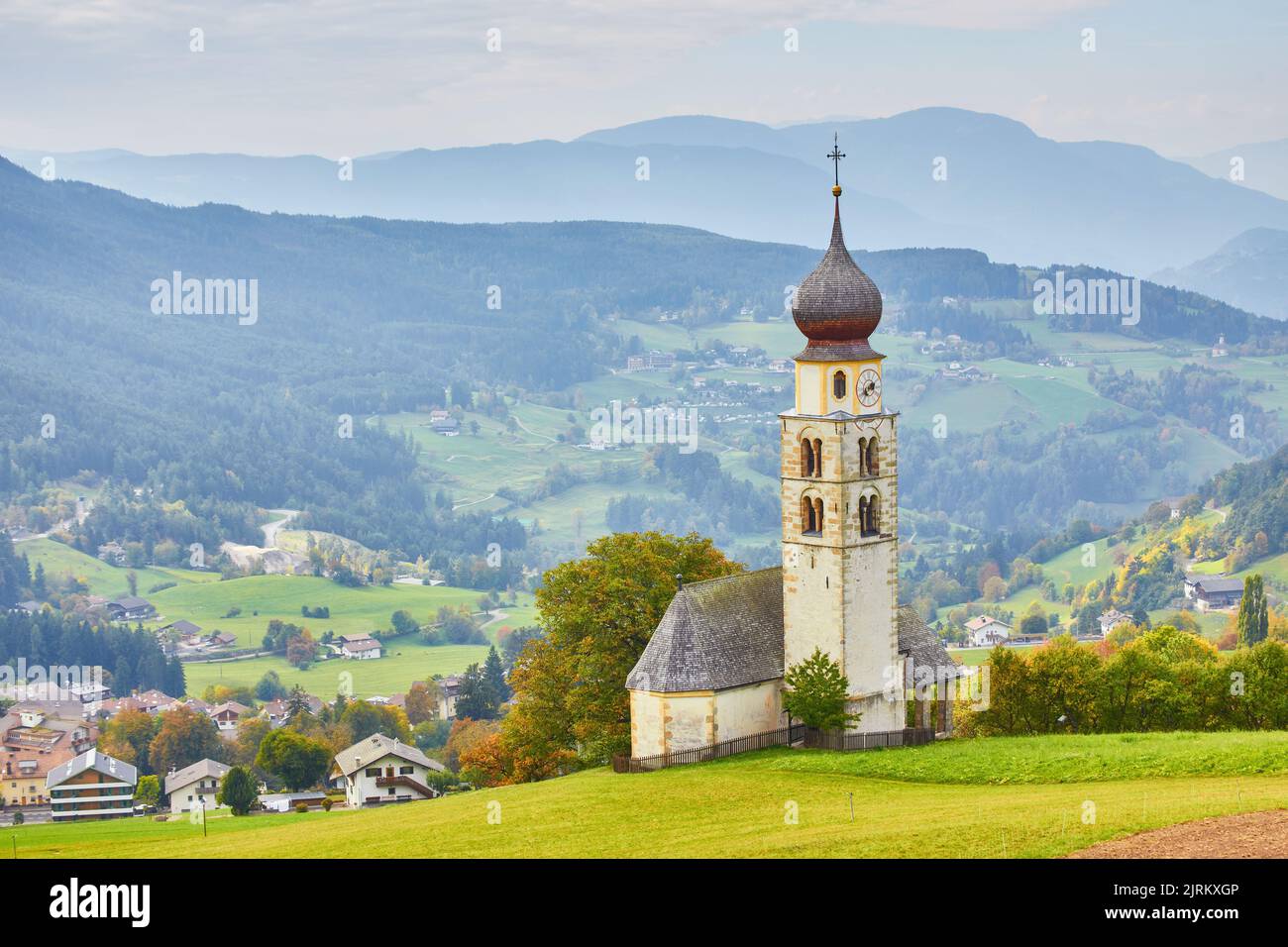 Eglise du village de St Valentin Kastelruth en été dans les Alpes Dolomites. Paysage étonnant avec petite chapelle sur prairie ensoleillée et pic de Petz à Kastel Banque D'Images