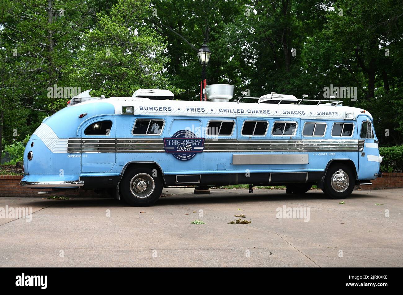 The Opry Belle, Historischer Imbiss bus an der Grand Ole Opry House; Nashville, Tennessee, Vereinigte Staaten von Amerika Banque D'Images