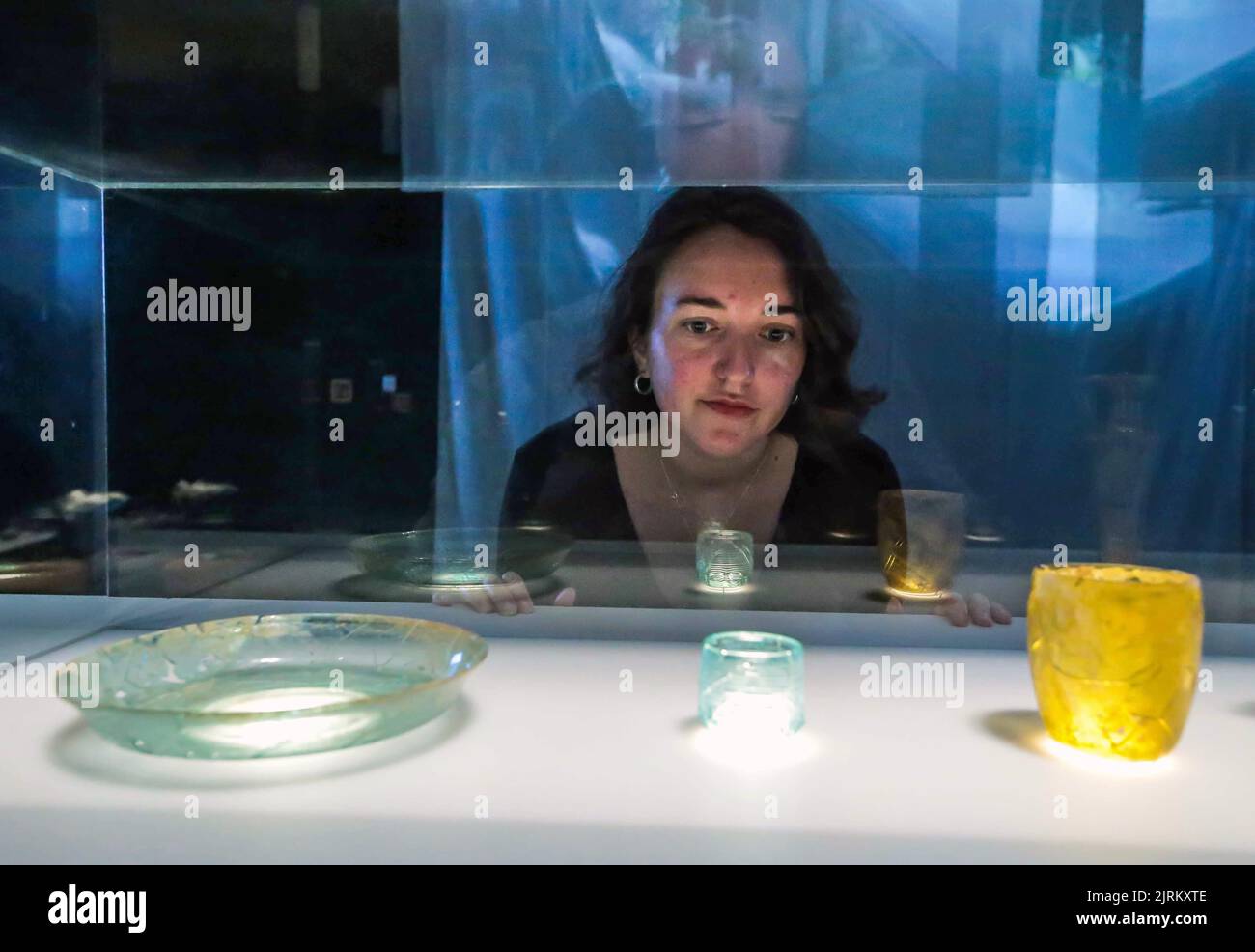 Londres Royaume-Uni 25 août 2022 de gauche à droite bol romain, AD 200 – 400, coupe byzantine, AD 500 – 700, bécher romain, 1st Century AD l'exposition Asahi Shimbun en verre brisé de Beyrouth exposera huit navires de verre endommagés lors de l'explosion de Beyrouth en 2020 qui ont été minutieusement restaurés au British Museum. Ils ne seront exposés que pendant une courte période avant de retourner au Liban à la fin de l'automne. Verre brisé de Beyrouth 25 août – 23 octobre Paul Quezada-Neiman/Alamy Live News Banque D'Images