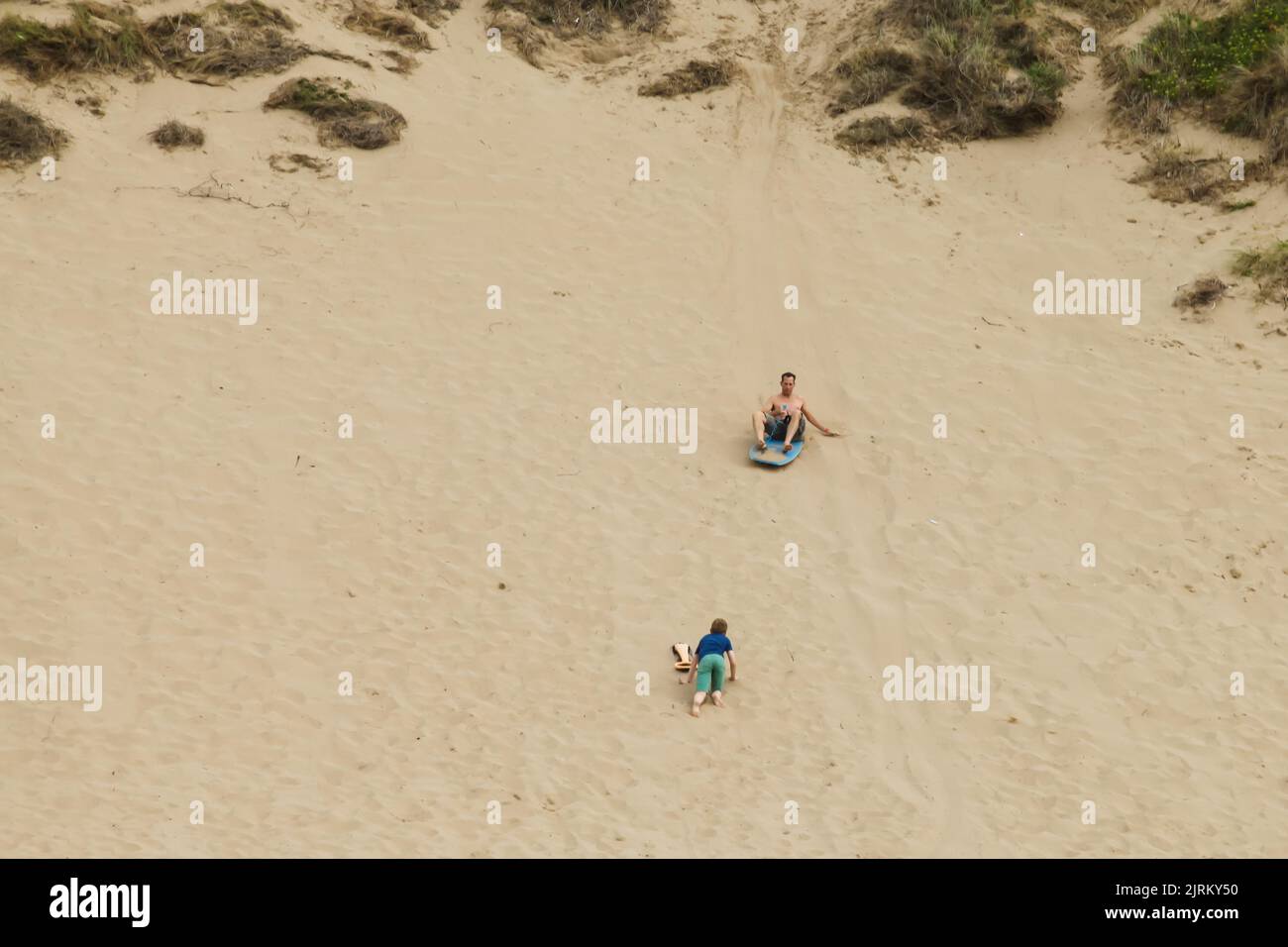 Plage surf sur les dunes de sable à la plage de Woolacombe, North Devon, Angleterre, Royaume-Uni Banque D'Images