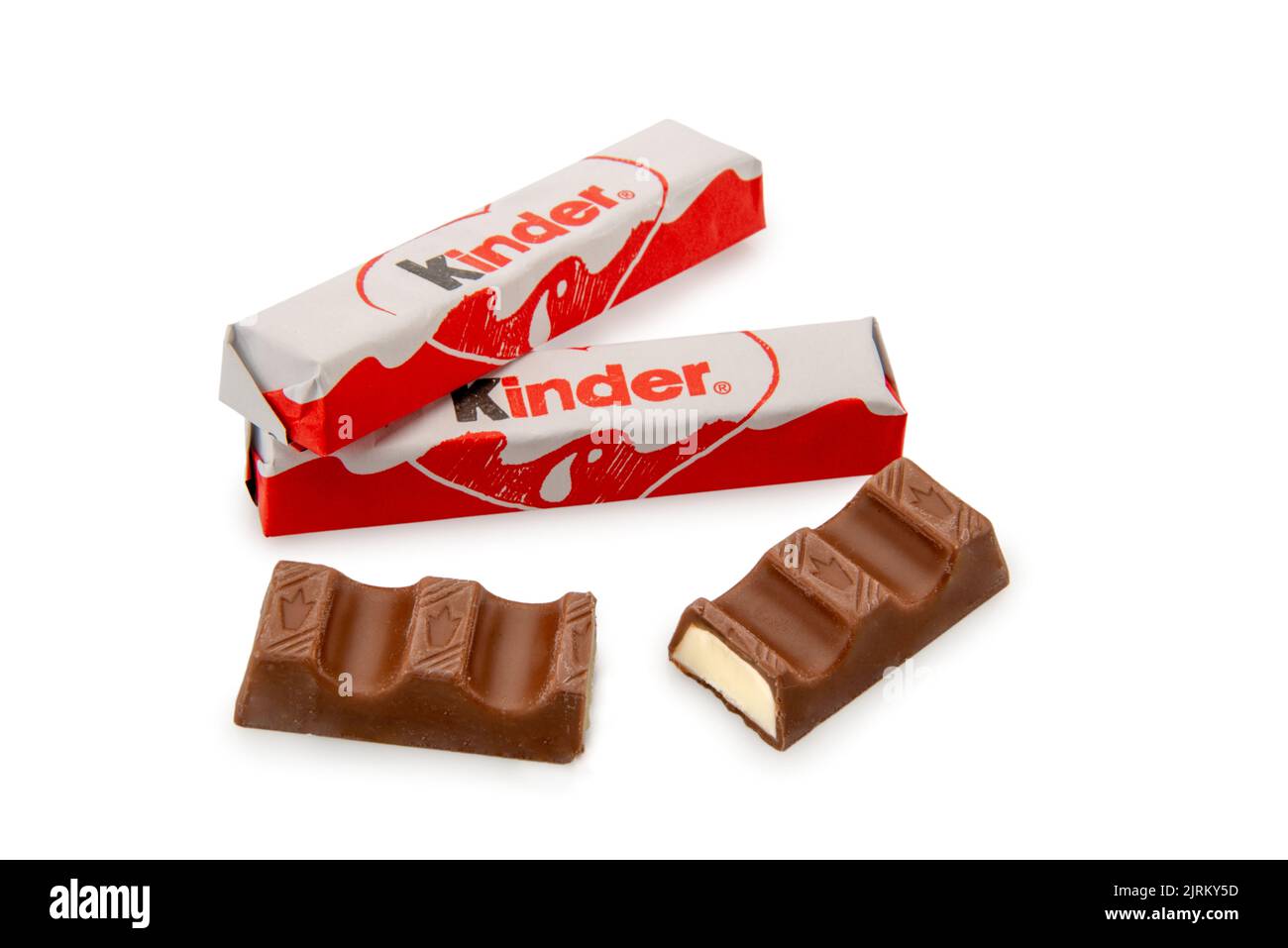 Alba, Italie - 19 août 2022: Barre de chocolat Kinder Ferrero avec