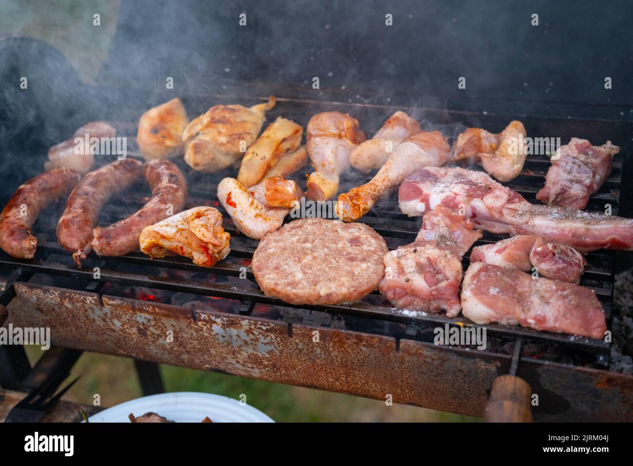 Un assortiment de légumes avec une délicieuse viande grillée sur les braises d'un barbecue Banque D'Images