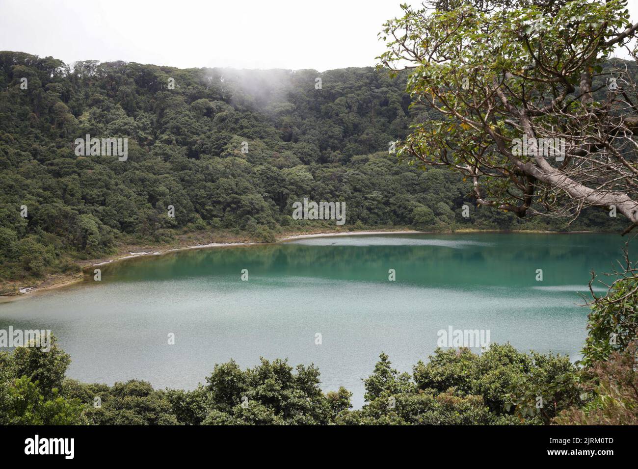 Alajuela. 24th août 2022. Photo prise le 24 août 2022 montre le lac Botos dans le parc national du volcan Poas dans la province d'Alajuela, au Costa Rica. Crédit: Fan Xiaolin/Xinhua/Alay Live News Banque D'Images