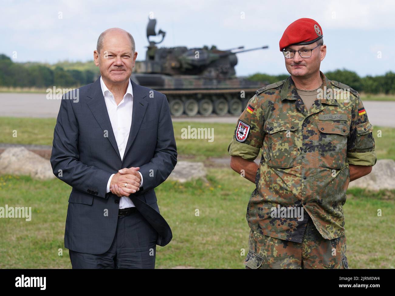 Putlos, Allemagne. 25th août 2022. Le chancelier allemand OLAF Scholz (SPD, l) visite le programme de formation des soldats ukrainiens sur le char d'armes anti-aériennes Gepard. Scholz parlera aux soldats ainsi qu'aux instructeurs industriels de la société de fabrication Krauss-Maffei Wegmann dans la zone d'entraînement militaire de Putlos au Schleswig-Holstein. À droite se trouve le commandant de la zone d'entraînement, le lieutenant-colonel Markus Ruhland. Credit: Marcus Brandt/dpa/Alay Live News Banque D'Images