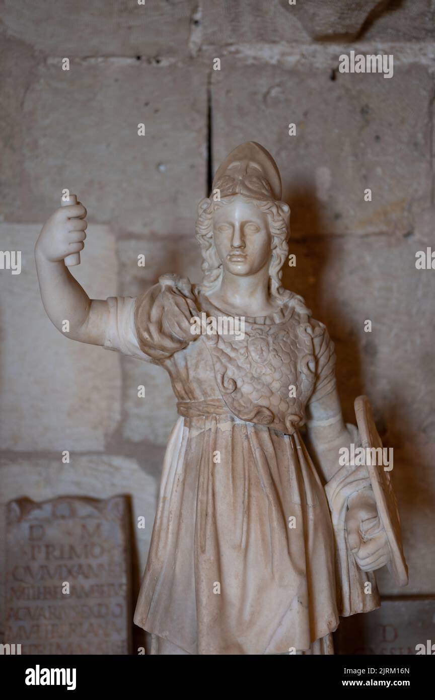 Un gros plan vertical de la statue du dieu grec Athena dans le château de Bellver à Palma, en Espagne Banque D'Images