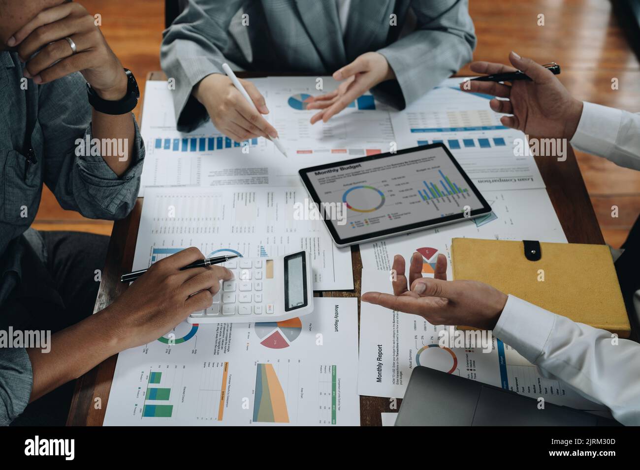 Les collègues de l'équipe d'affaires se rencontrent pour organiser une conférence avec un investisseur professionnel travaillant sur une nouvelle stratégie d'affaires marketing discussion et données d'analyse de projet Banque D'Images
