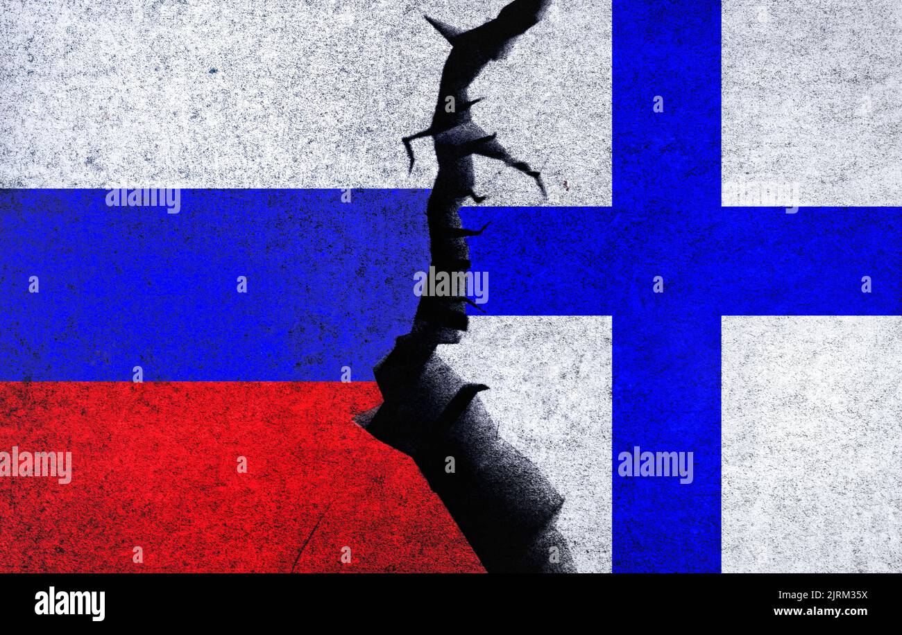 La Russie contre la Finlande sont des drapeaux de concept sur un mur avec une fissure. La Finlande et la Russie conflit politique, crise de guerre, relation économique, concept commercial Banque D'Images