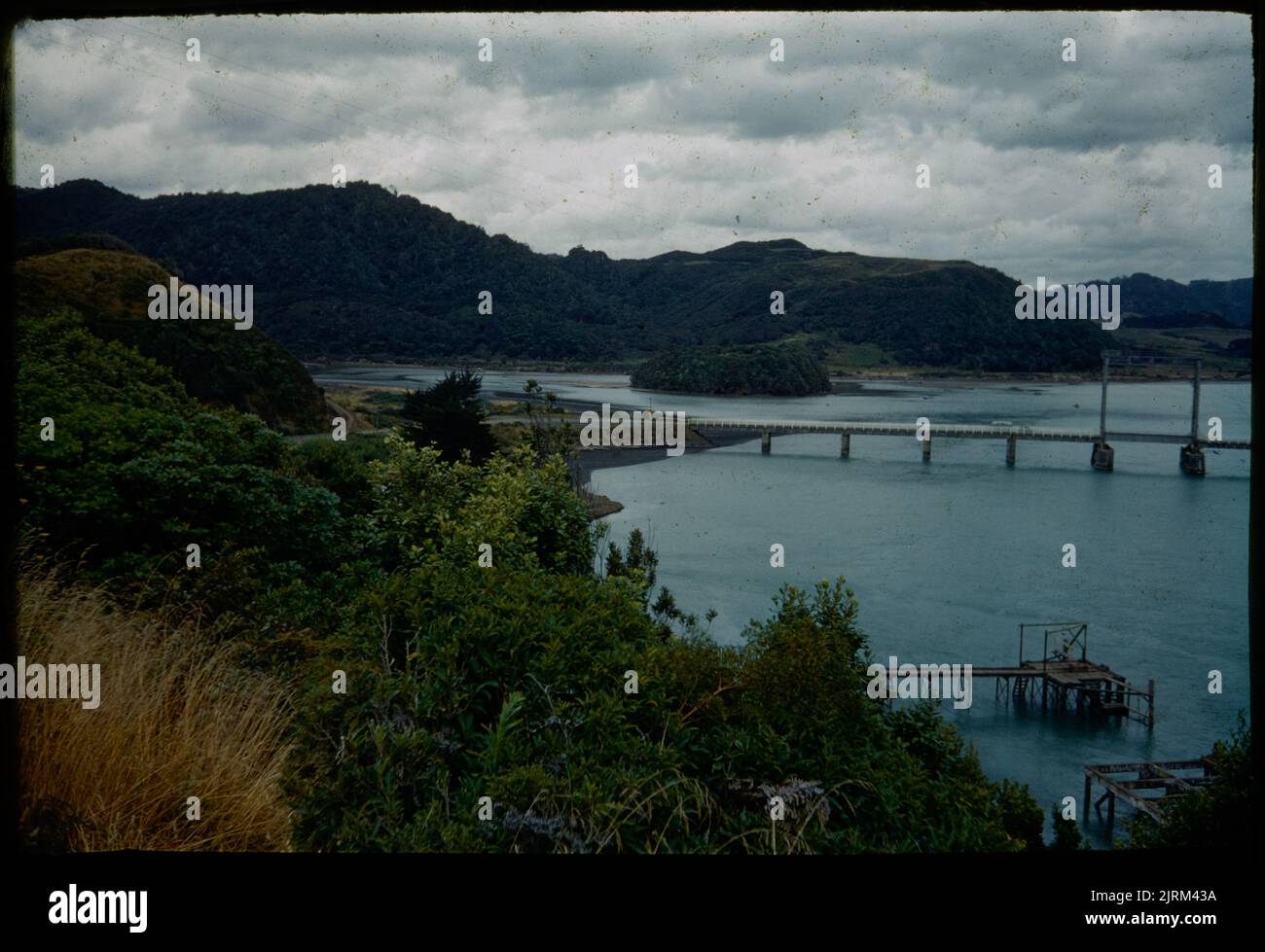 Panorama de la rivière Mokau en amont de la bande de droite aux abords du village de Mokau, 02 février 1960, Île du Nord, par Leslie Adkin. Don de la famille Adkin, 1997. Banque D'Images