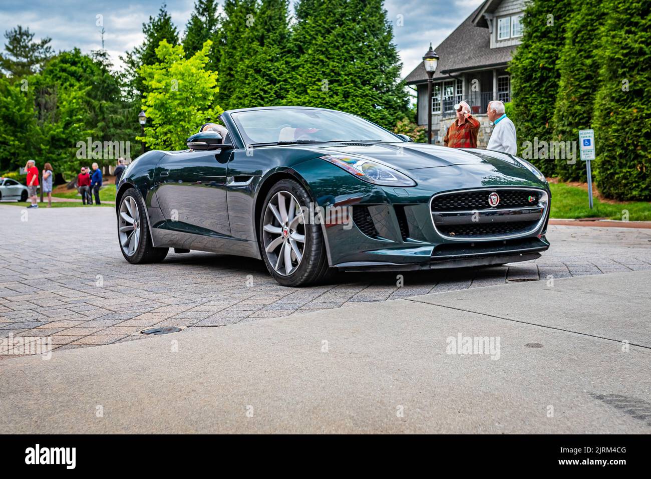 Highlands, NC - 10 juin 2022 : vue d'angle avant à faible perspective d'une Jaguar F-Type V8 S Cabriolet 2014 laissant un salon de voiture local. Banque D'Images