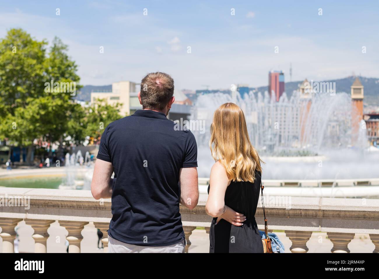 Barcelone, Espagne - 6 mai 2022: Couple avec leur dos à la fontaine magique de Montjuic, Barcelone (Espagne). Banque D'Images