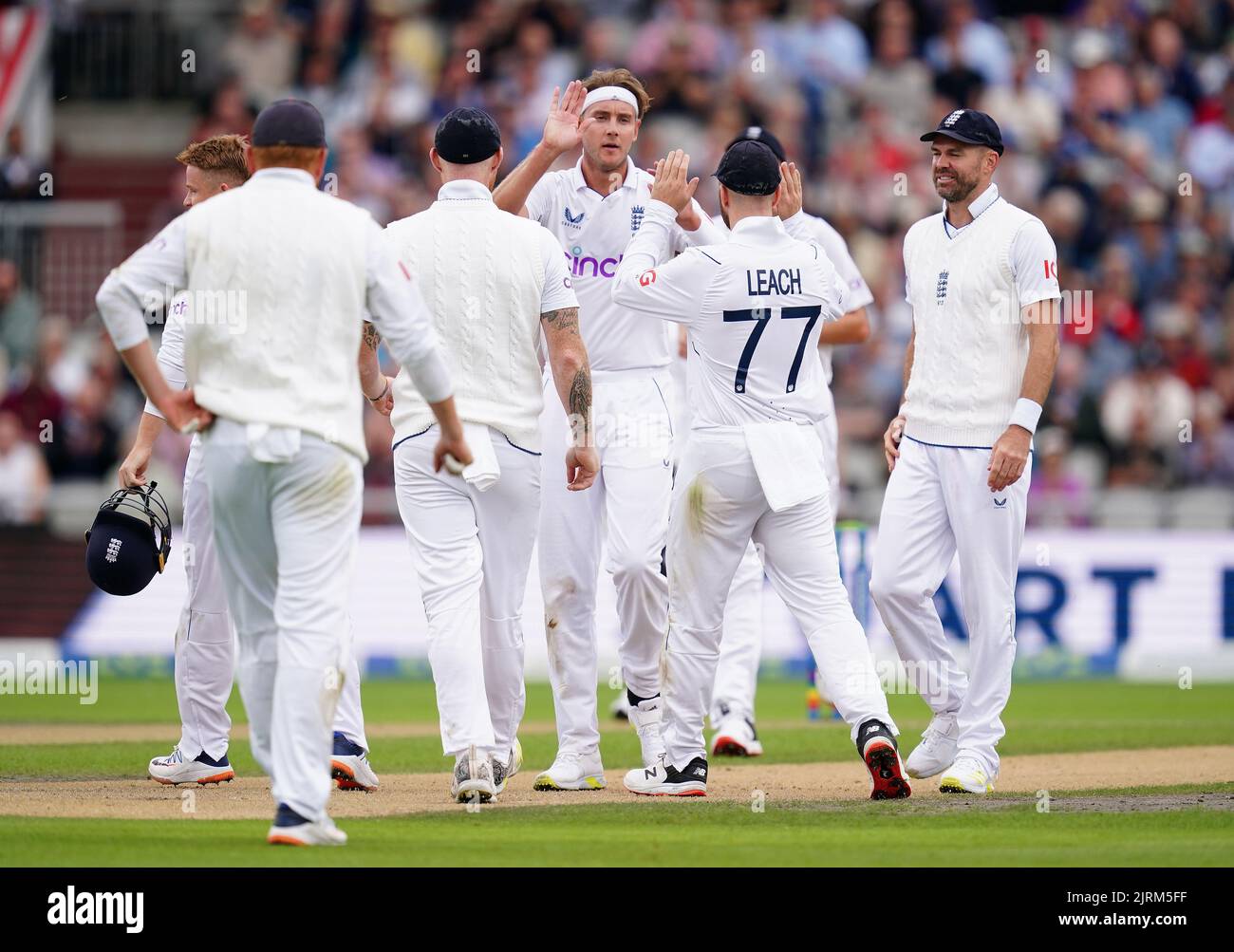 Programme Tv Du Jeudi 4 Août 2022 Stuart Broad (au centre), en Angleterre, célèbre après avoir pris le