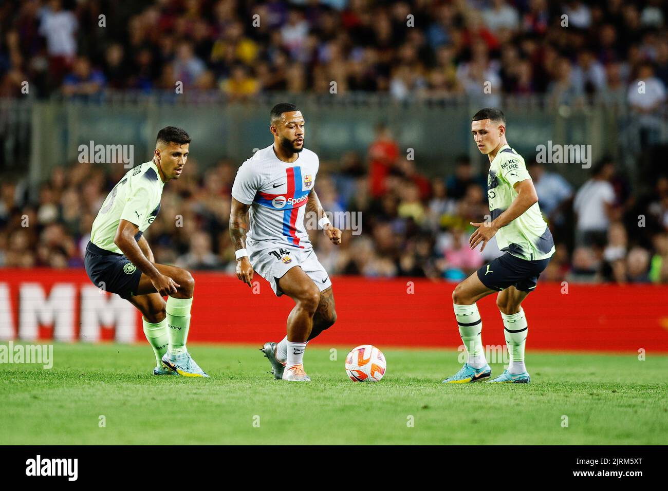 24 août 2022, Rome, Espagne: Memphis Depay du FC Barcelone et Joao Cancelo, Phil Foden de la ville de Manchester lors du match de football amical entre le FC Barcelone et la ville de Manchester sur 24 août 2022 au stade Camp Nou à Barcelone, Espagne - photo Xavi Bonilla/DPPI/LiveMedia. (Image de crédit : © Xavi Bonilla/LPS via ZUMA Press) Banque D'Images