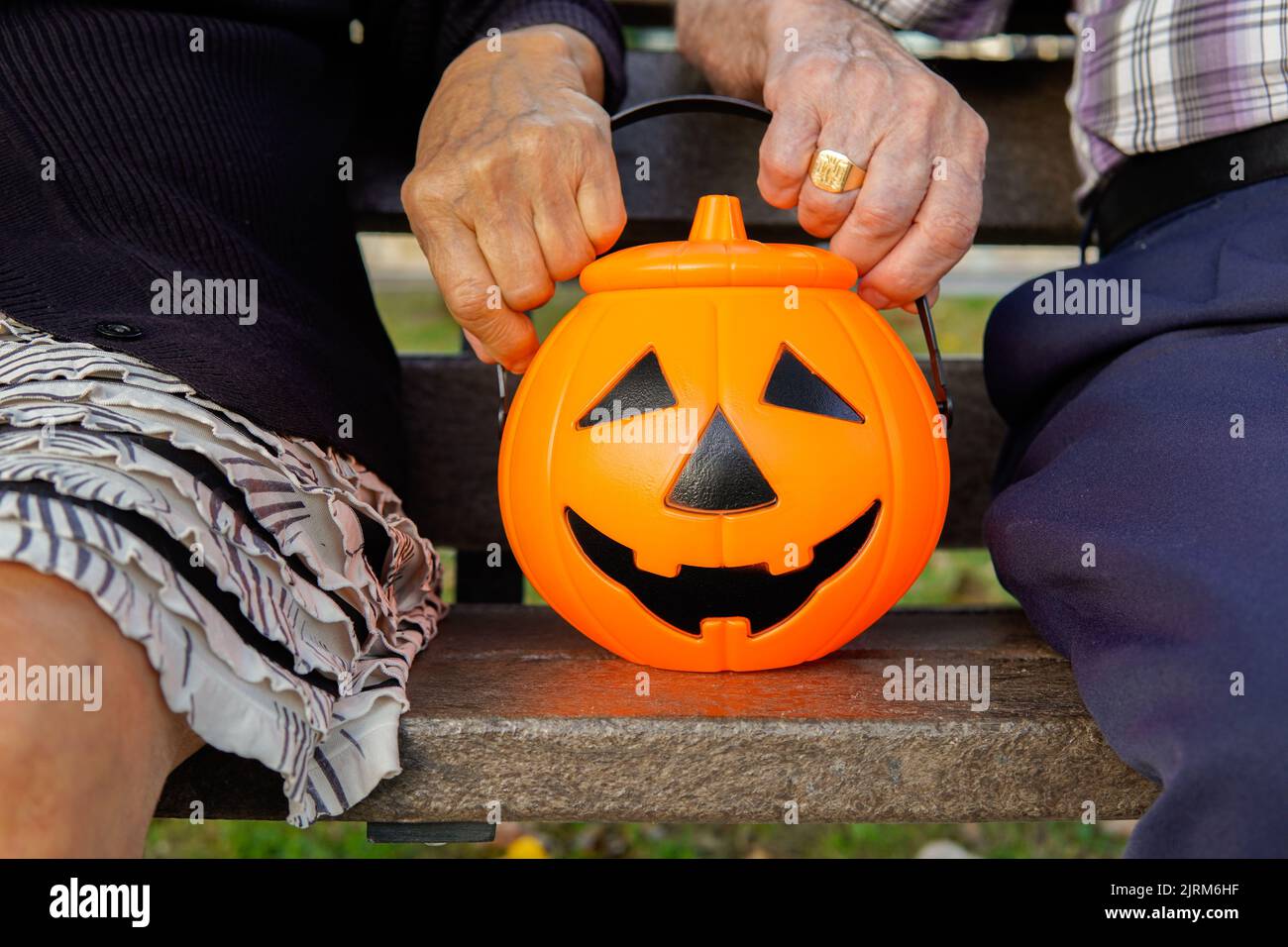 Couple âgé tenant une citrouille d'halloween Banque D'Images