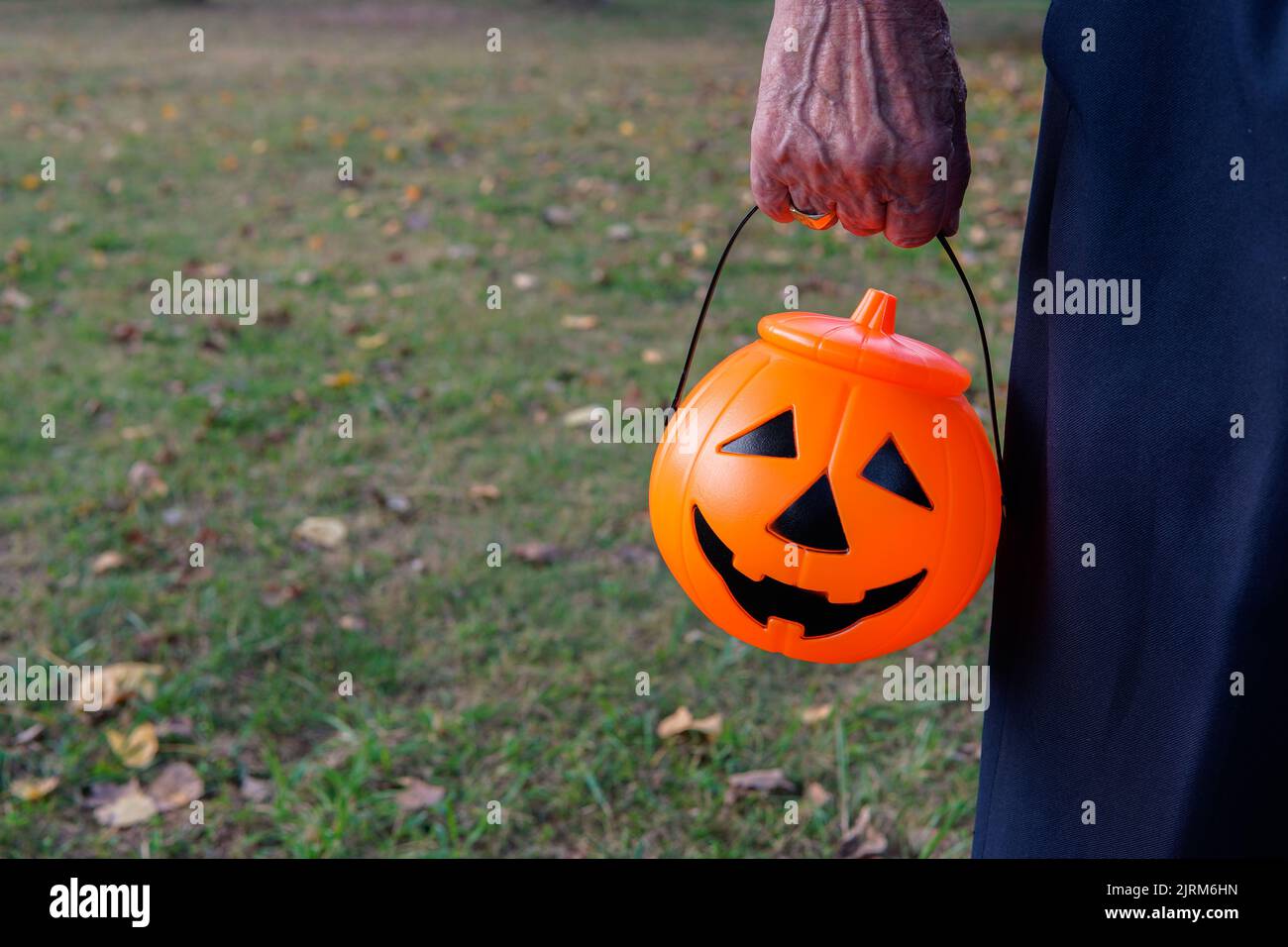 Senior tenant une citrouille d'halloween Banque D'Images