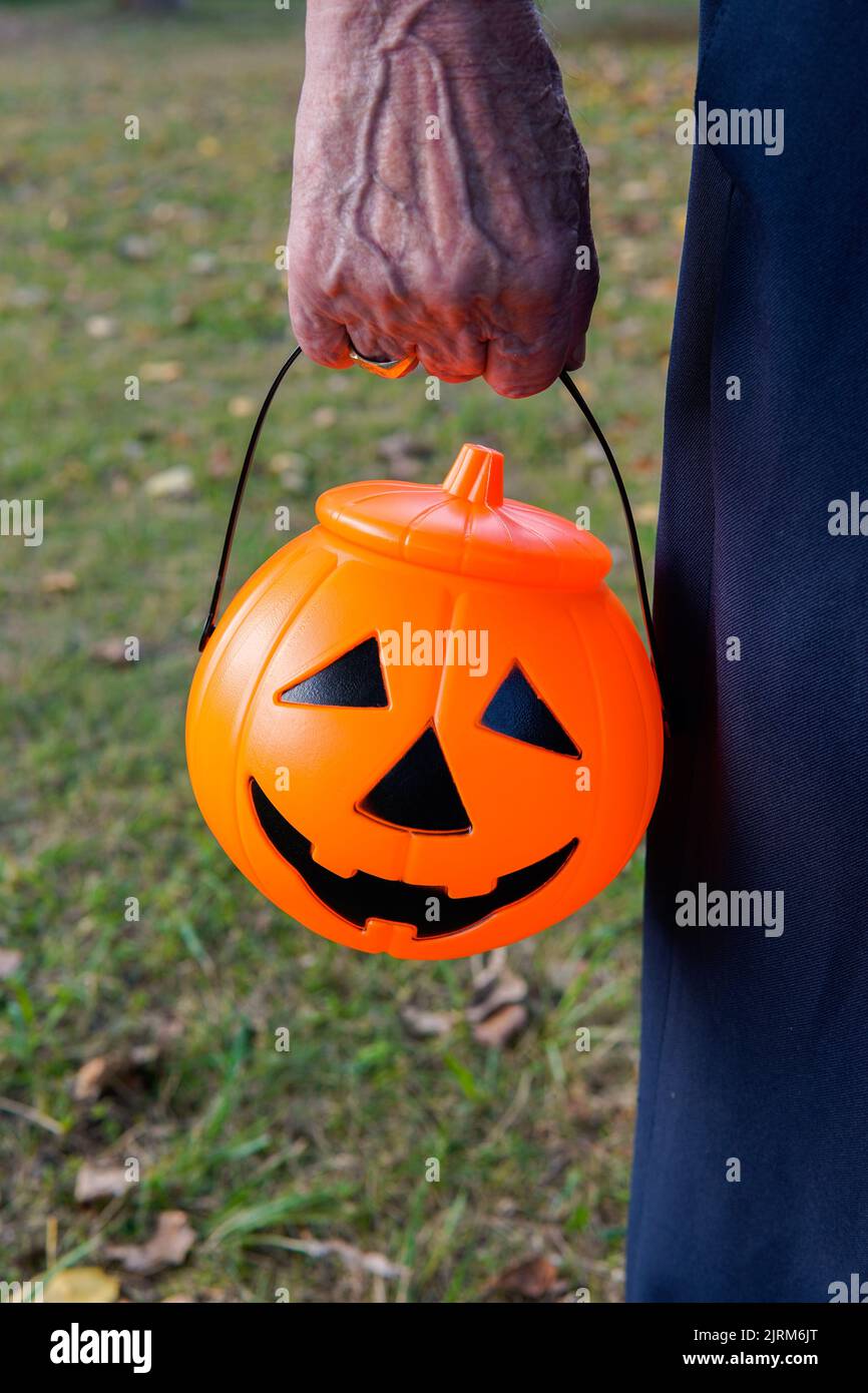 Senior tenant une citrouille d'halloween Banque D'Images