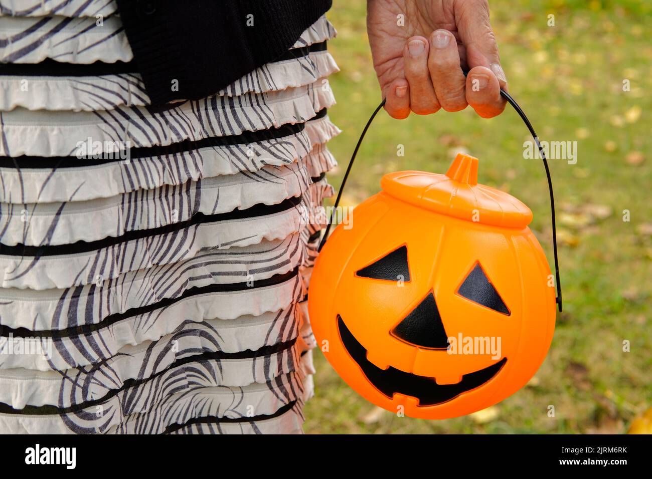 Dame tenant une citrouille d'halloween Banque D'Images