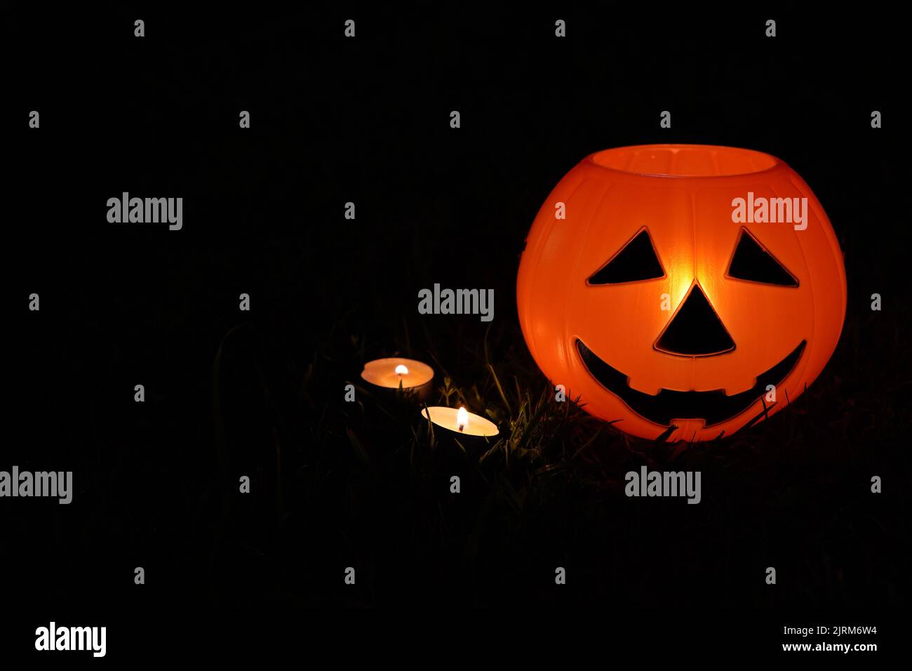 Bonne citrouille d'orange pour Halloween à la lueur des chandelles la nuit Banque D'Images