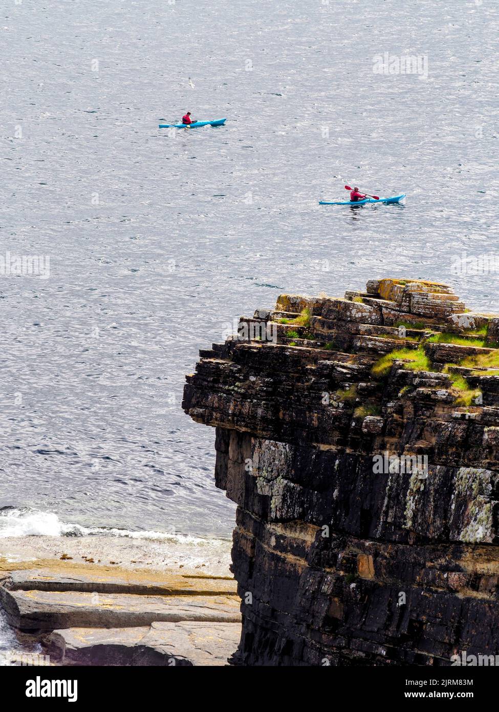 Kayakistes de mer au large de Mull Head, Orkney Banque D'Images