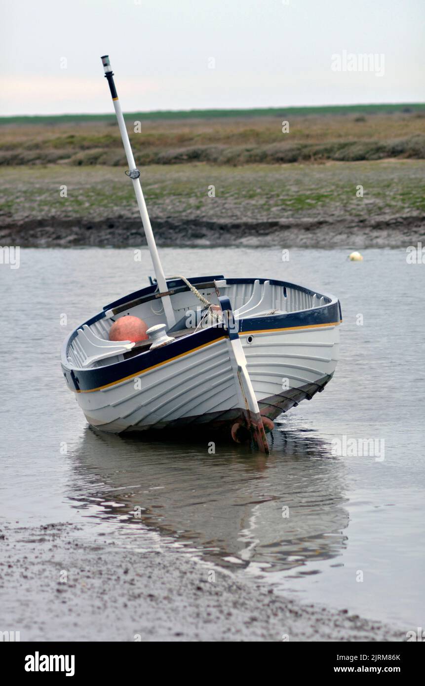 un seul bateau de pêche construit à clinker s'est échoué à marée basse burnam ovaire nord de norfolk angleterre Banque D'Images