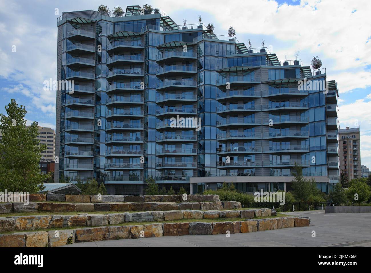 Grand bloc d'appartements à Bow River à Calgary, Alberta province, Canada, Amérique du Nord Banque D'Images