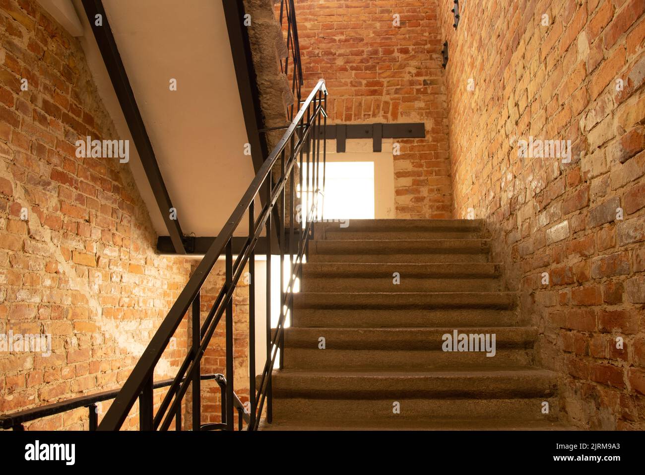 Une entrée à l'intérieur d'une vieille maison avec un escalier au sommet et des murs de briques en Ukraine, un escalier dans une vieille maison de plusieurs étages, un escalier dans le hou Banque D'Images