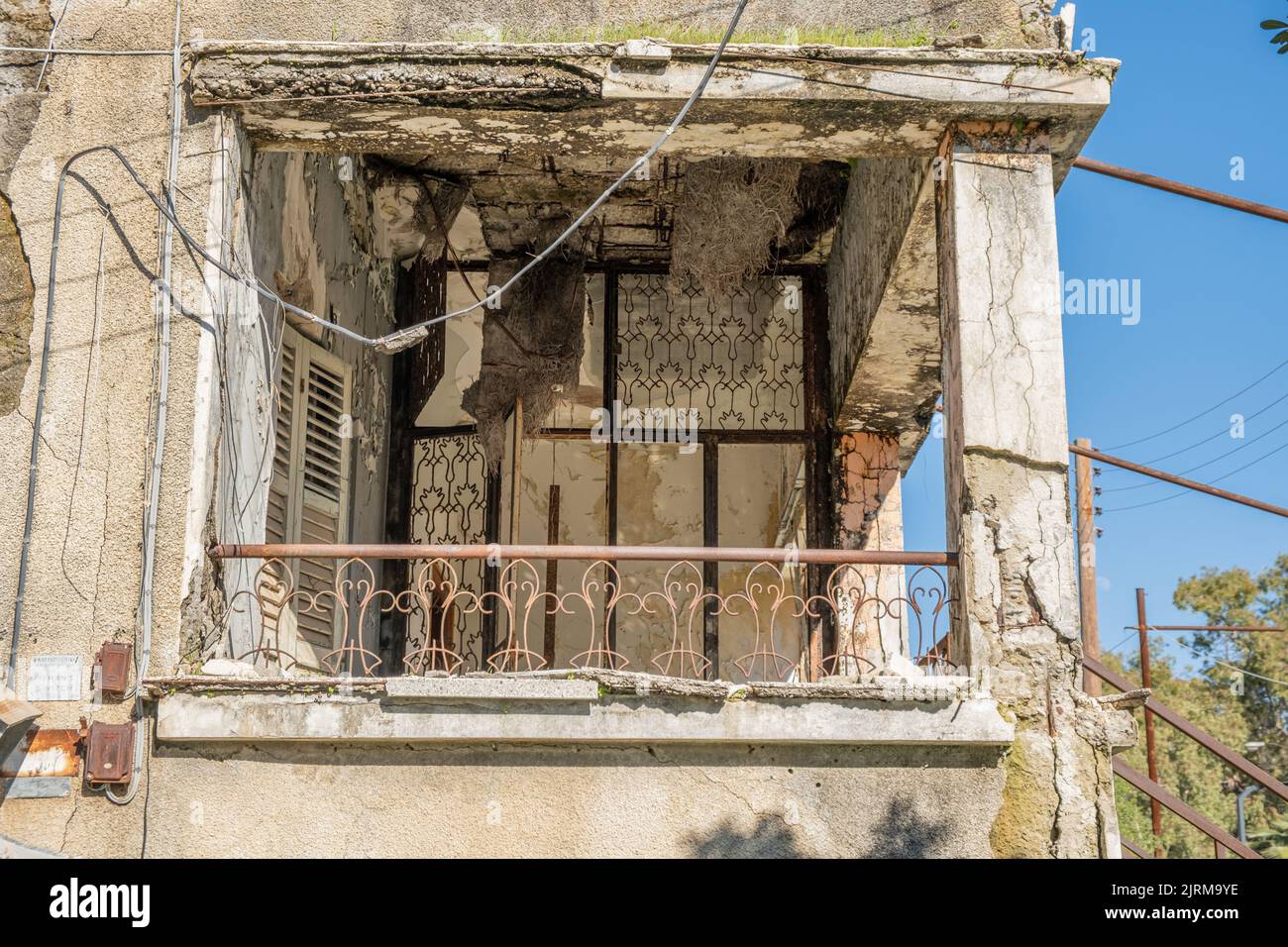Balcon en ruines, balcon en ruines dans une ville abandonnée, Varosha à Famagousta, Chypre. Banque D'Images