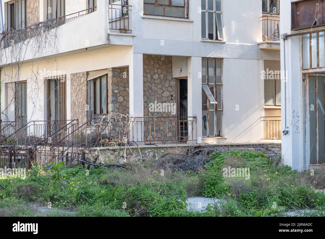 Varosha, Famagusta, Chypre - juin 2021 : ville abandonnée, ville fantôme, le nom local est 'Kapali Maras'. Banque D'Images