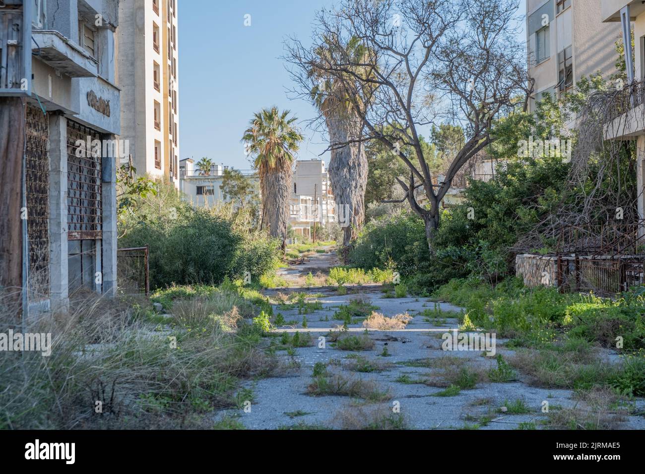 La ville abandonnée, ville fantôme, Varosha à Famagusta, Chypre du Nord. Le nom local est 'Kapali Maras' à Chypre. Une photo à mise au point sélective. Banque D'Images