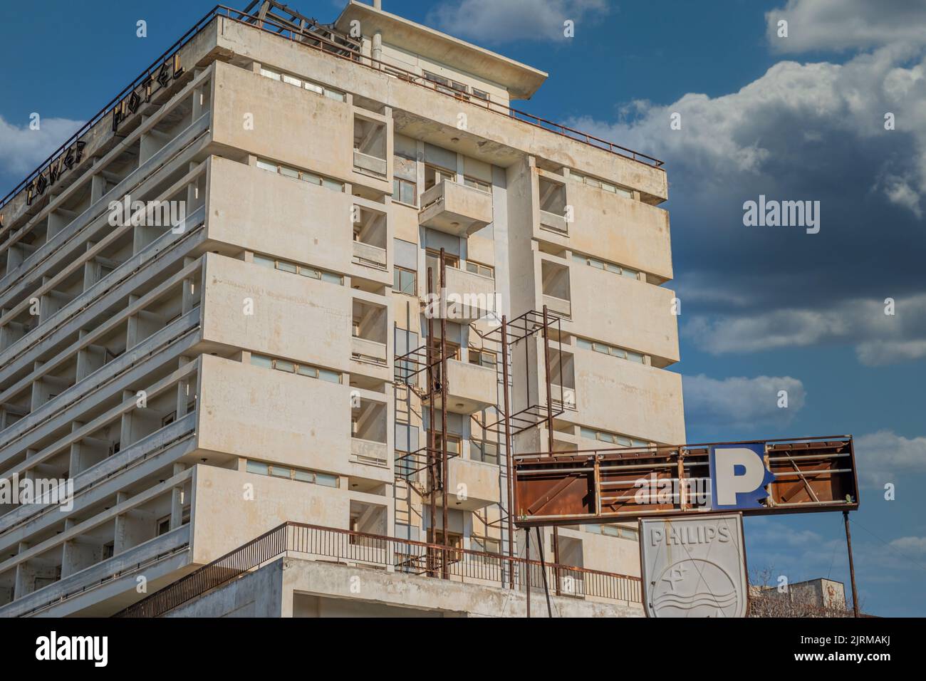 Varosha, Famagusta, Chypre - juin 2021 : ville abandonnée, ville fantôme, le nom local est 'Kapali Maras'. Banque D'Images