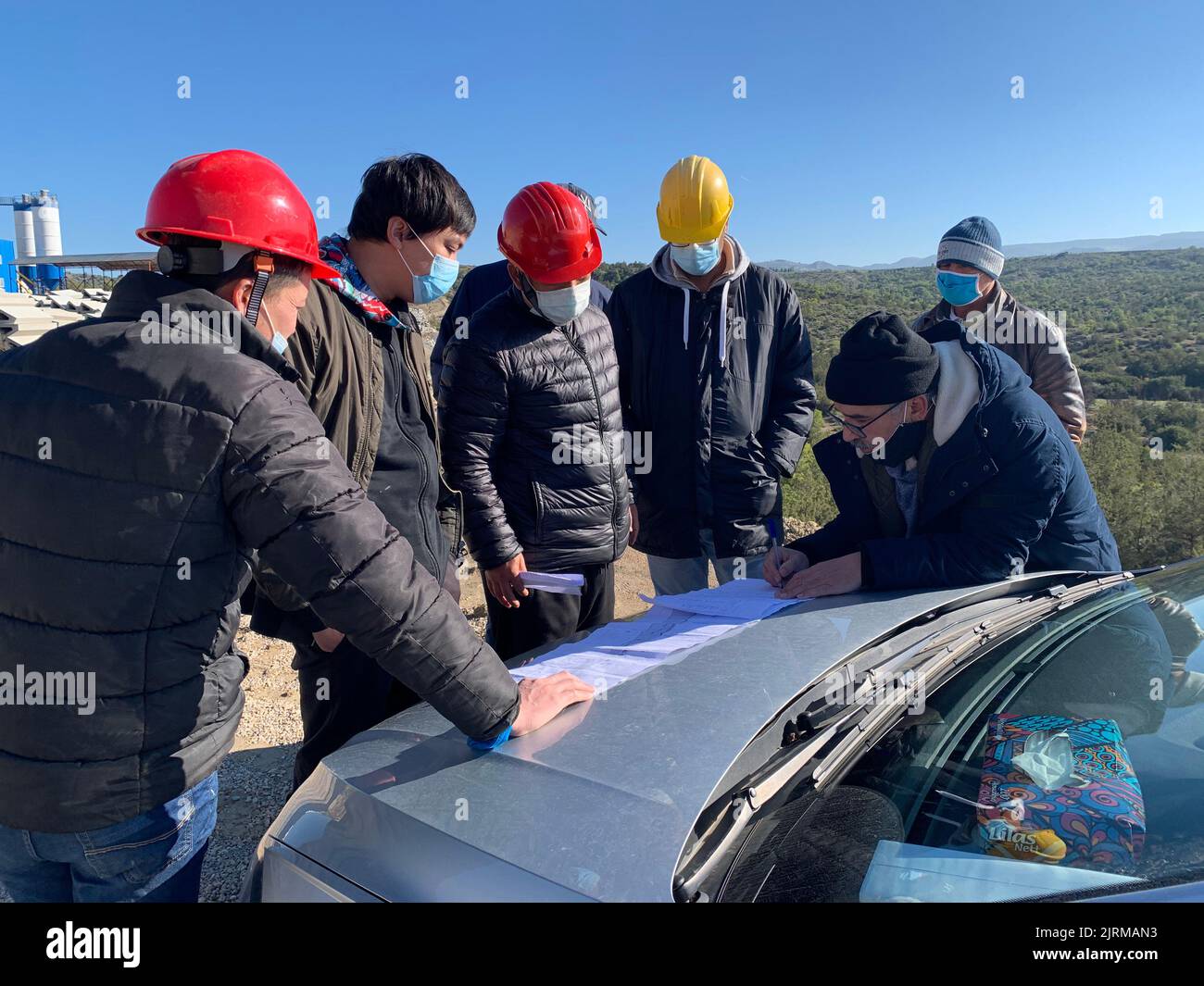 (220825) -- EL KEF, 25 août 2022 (Xinhua) -- des ingénieurs de Chine et de Tunisie discutent du projet de construction du barrage de Mellegue, dans la province d'El Kef, au nord-ouest de la Tunisie, le 20 janvier 2021. En mai 2016, la société chinoise de construction d'électricité Sinohydro a remporté la tentative de construire un nouveau barrage au-dessus de la rivière pour remplacer l'ancien. La fin du barrage de Mellegua est prévue pour septembre 2023. Avec une capacité maximale de 305 millions de mètres cubes d'eau, il jouera un rôle important dans la protection de l'environnement écologique en Tunisie. POUR ALLER AVEC: 'Fonctionnalité: Chinois Banque D'Images