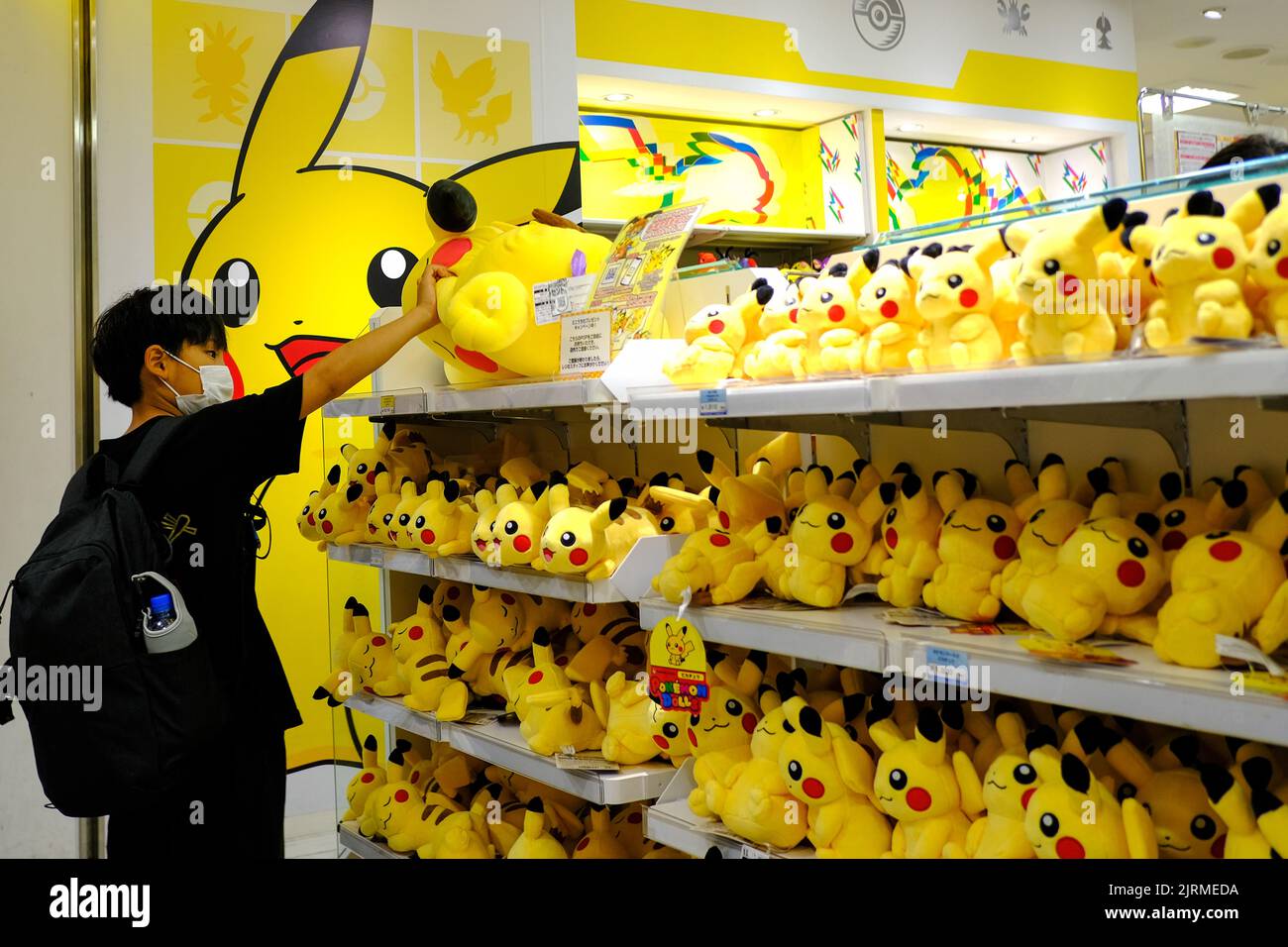 Tokyo, Japon. 24th août 2022. Un client fait ses courses au magasin Pokemon de la gare de Tokyo à Tokyo. L'accessoire portable Pokemon Go plus est complètement vendu en ligne et dans les magasins de l'entreprise. Nintendo a annoncé qu'elle va bientôt sortir de nouveaux stocks. L'appareil vibre et clignote pour alerter les utilisateurs de Pokemon Go lorsqu'ils sont à proximité d'un Poke Stop ou d'un Pokemon sauvage. (Photo de James Matsumoto/SOPA Images/Sipa USA) crédit: SIPA USA/Alay Live News Banque D'Images