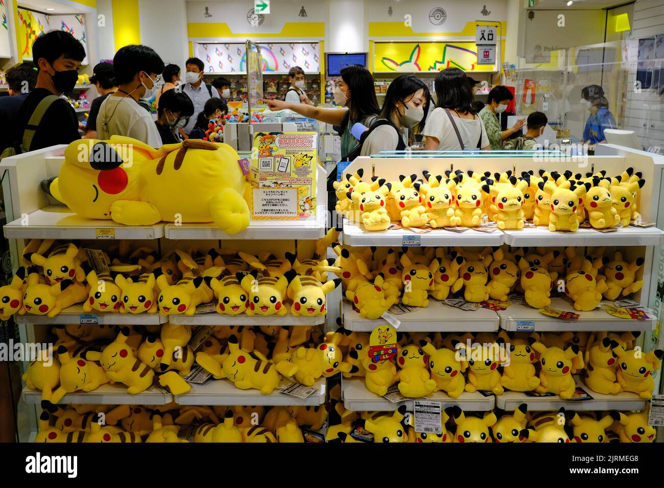 People shop pokemon shop in Banque de photographies et d'images à haute  résolution - Alamy