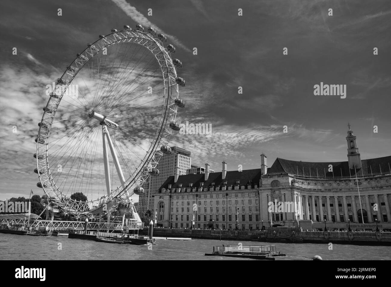 The London Eye et County hall en noir et blanc. Le London Eye, ou roue du millénaire, est une roue d'observation sur la rive sud de la rivière Tham Banque D'Images