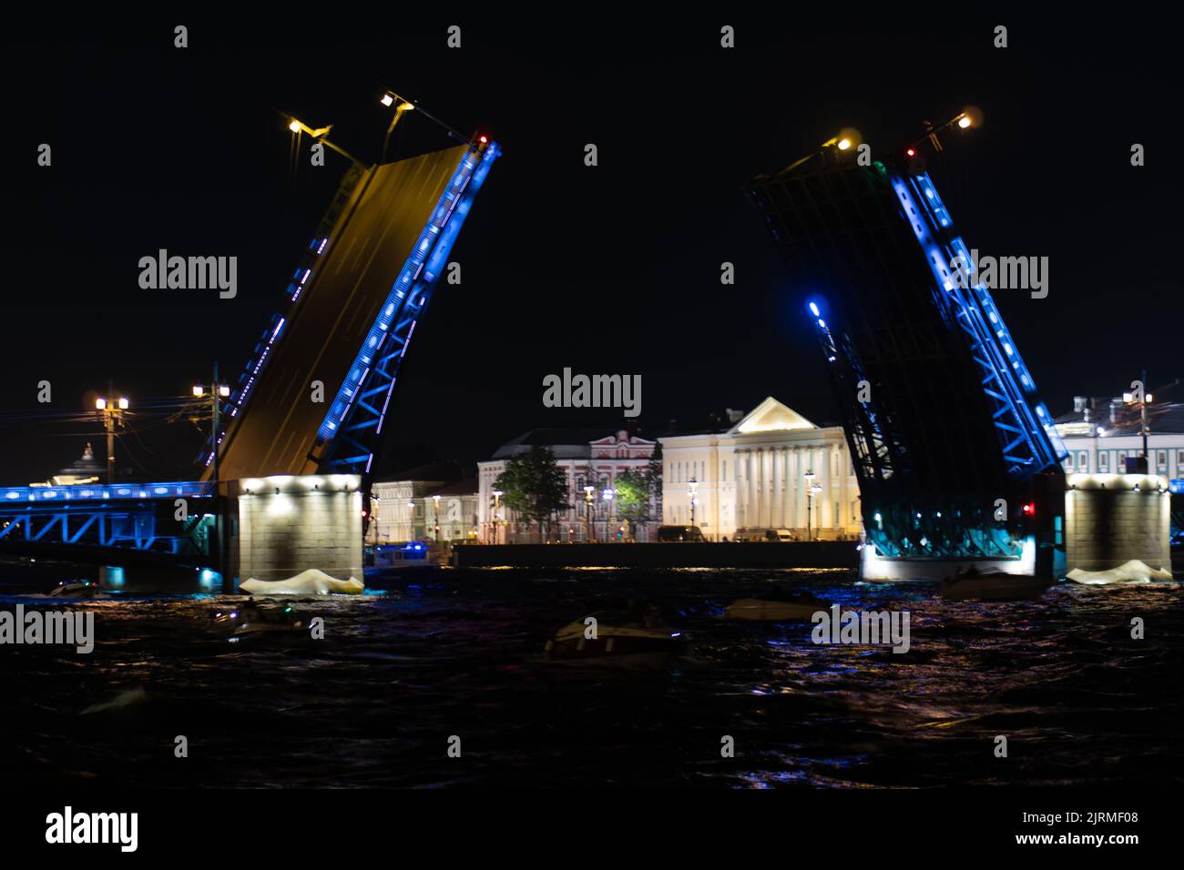 RUSSIE, PETERSBOURG - 19 AOÛT 2022: Pont Saint-pétersbourg de nuit forteresse neva russie peter St, de l'eau été en vue et du tourisme saint, Voyage Banque D'Images