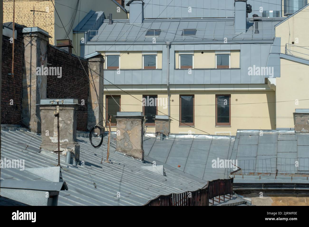 RUSSIE, PETERSBOURG - 19 AOÛT 2022: Ville - vue sur le ciel saint-pétersbourg vieux panorama européen de la russie, pour le paysage urbain historique au coucher du soleil et la ville de l'europe Banque D'Images