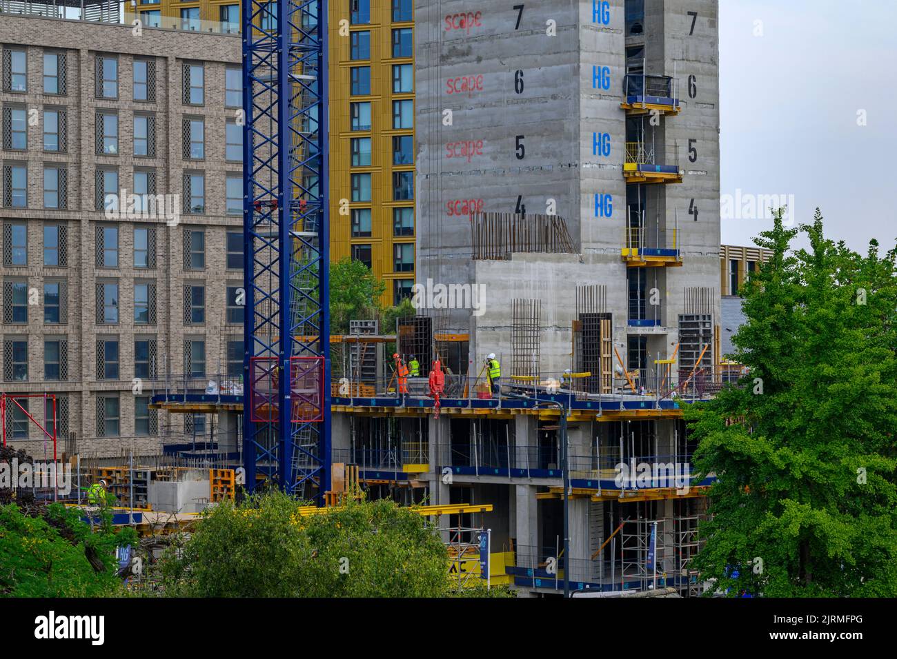 Projet de bloc de tour urbain (aménagement moderne d'appartements de plusieurs étages, travail des gens de métier, mât de grue) - Leeds, West Yorkshire, Angleterre, Royaume-Uni. Banque D'Images